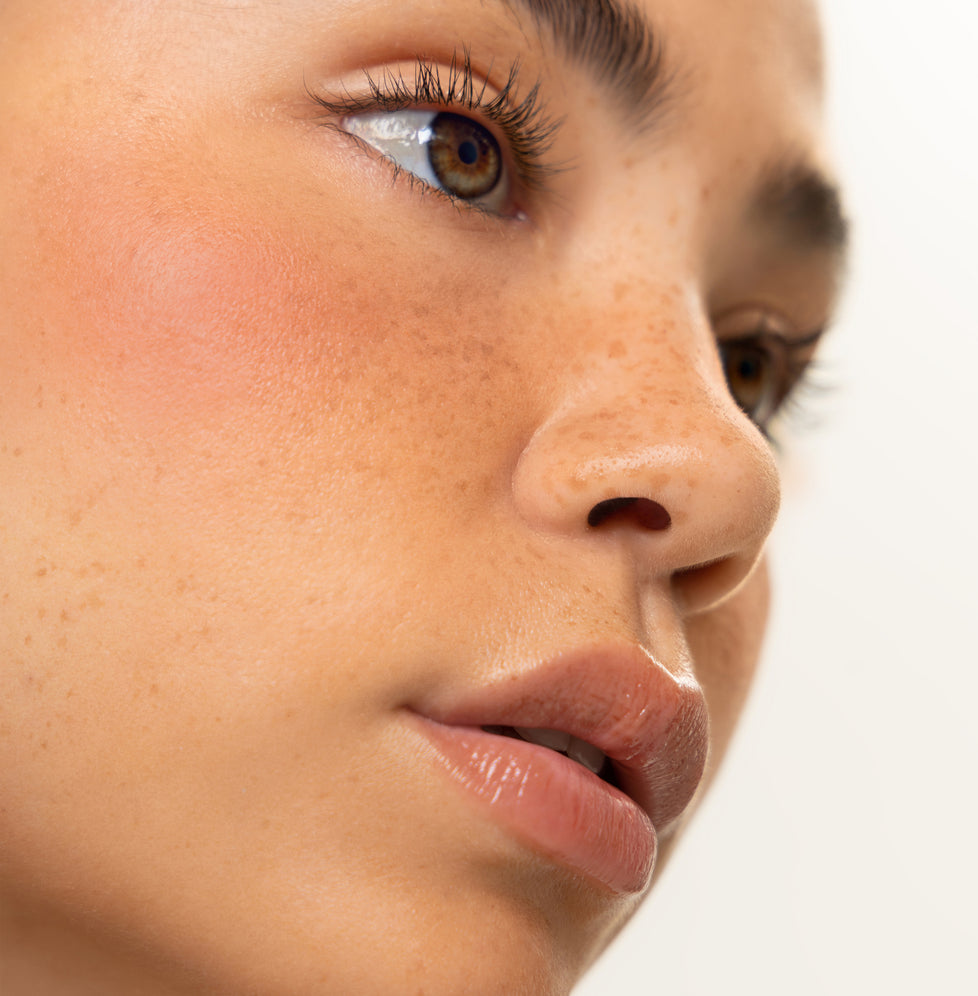 Cristina wears Airblush in Fig