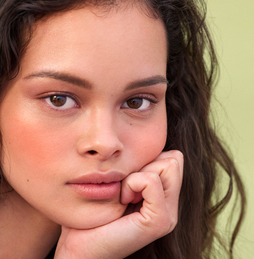 Evelyn wears Airblush in Peached