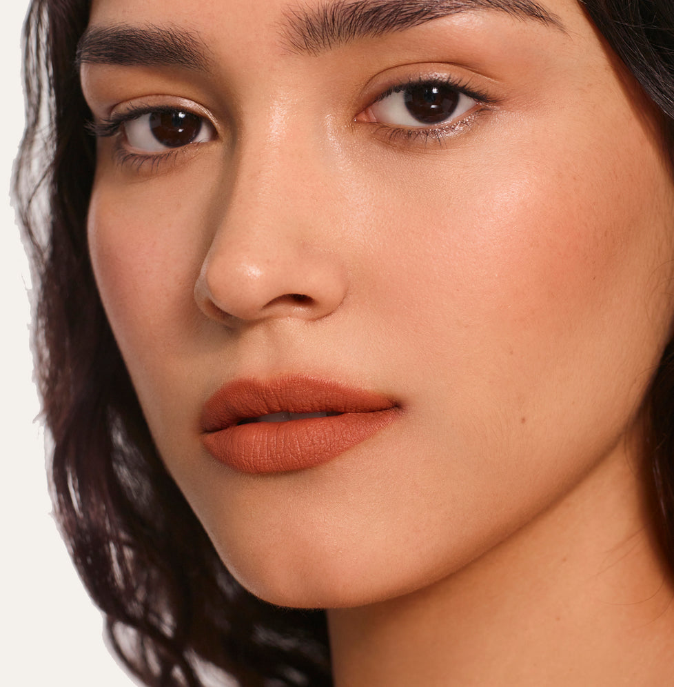 Karina wears Fluffmatte in Baked