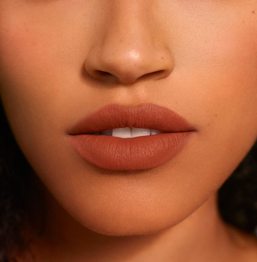 Zoe wears Fluffmatte in Brunette