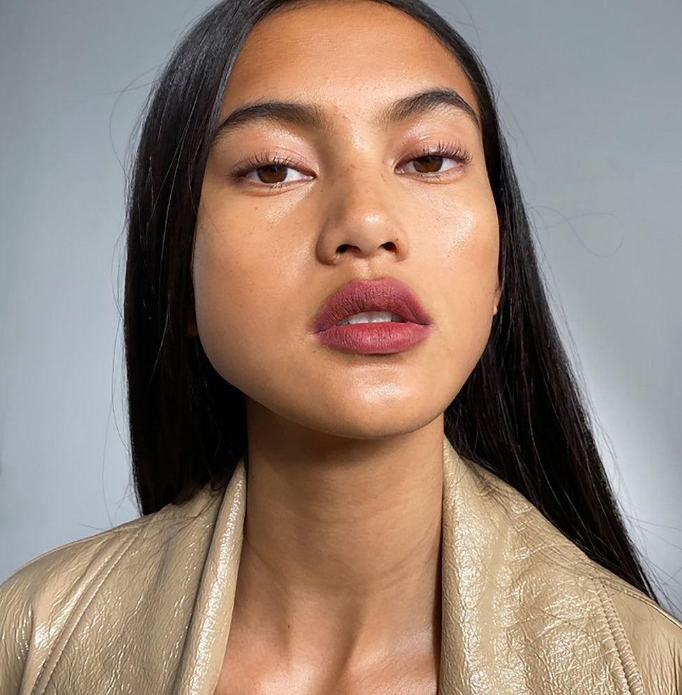 Amanda wears Fluffmatte in 143