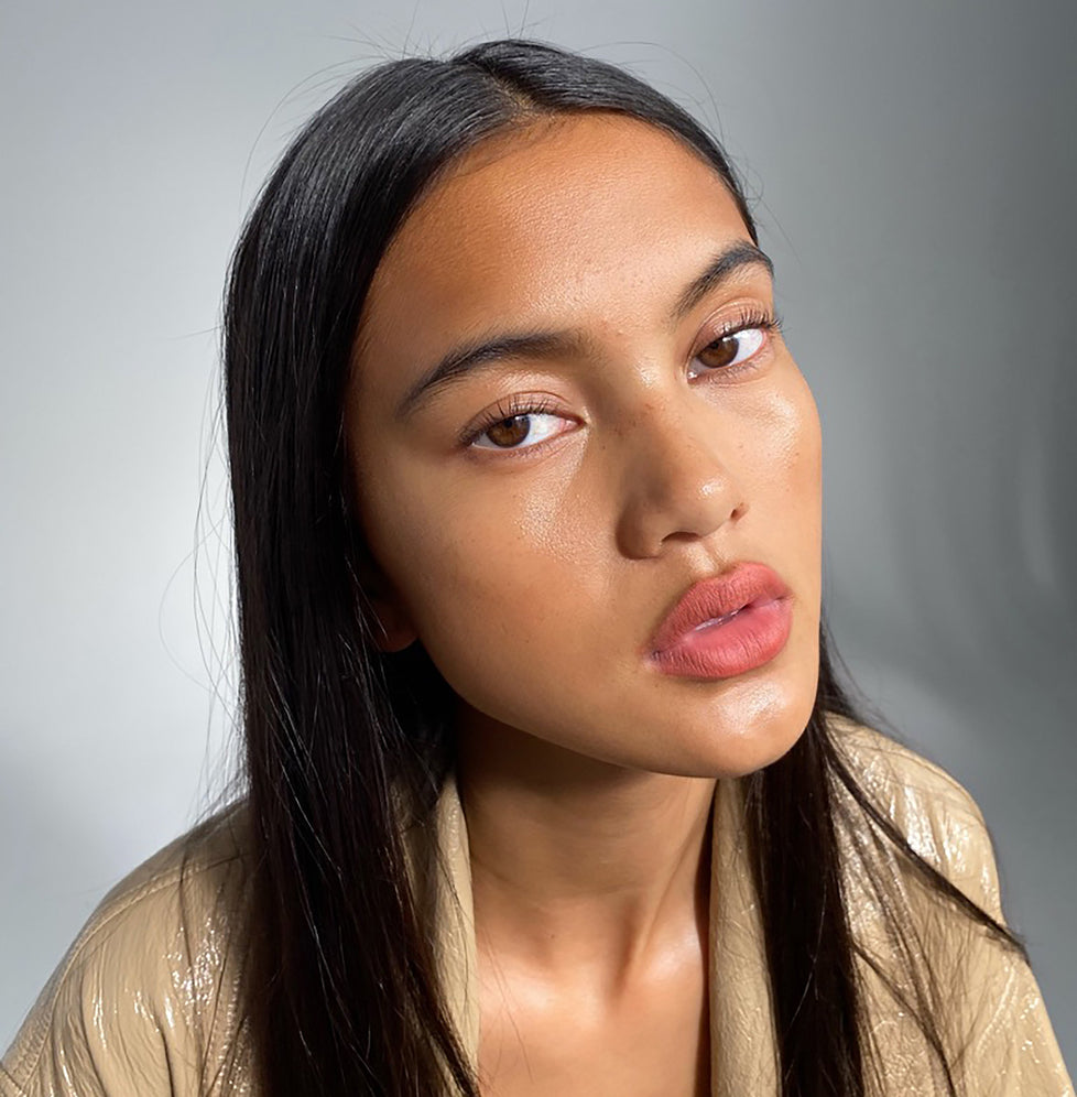 Amanda wears Fluffmatte in Milkshake