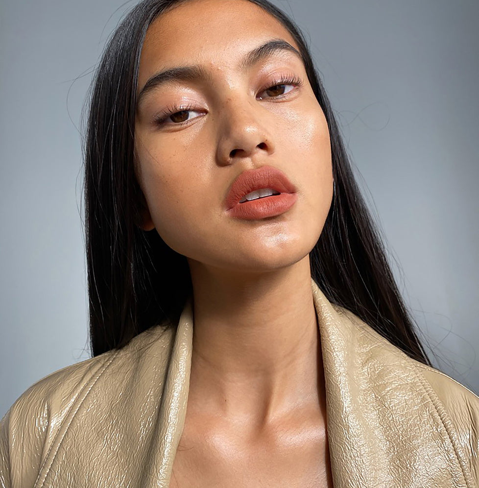 Amanda wears Fluffmatte in Baked