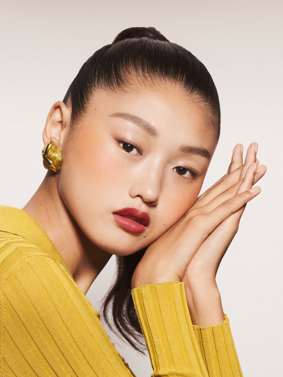 Shinjie wears Fluffmatte in Gem