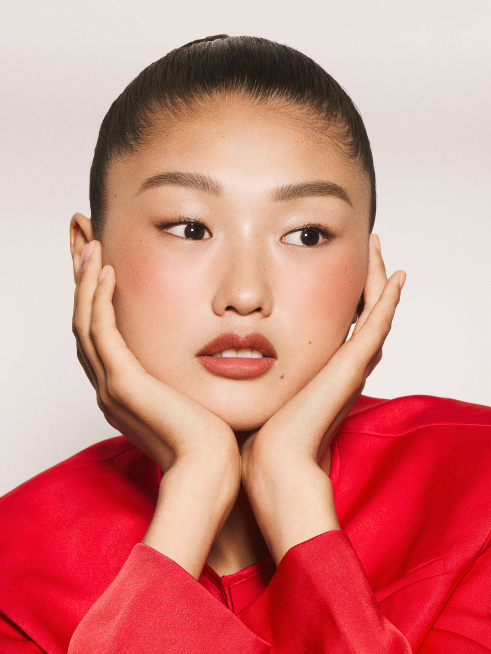 Shinjie wears Fluffmatte in Goji