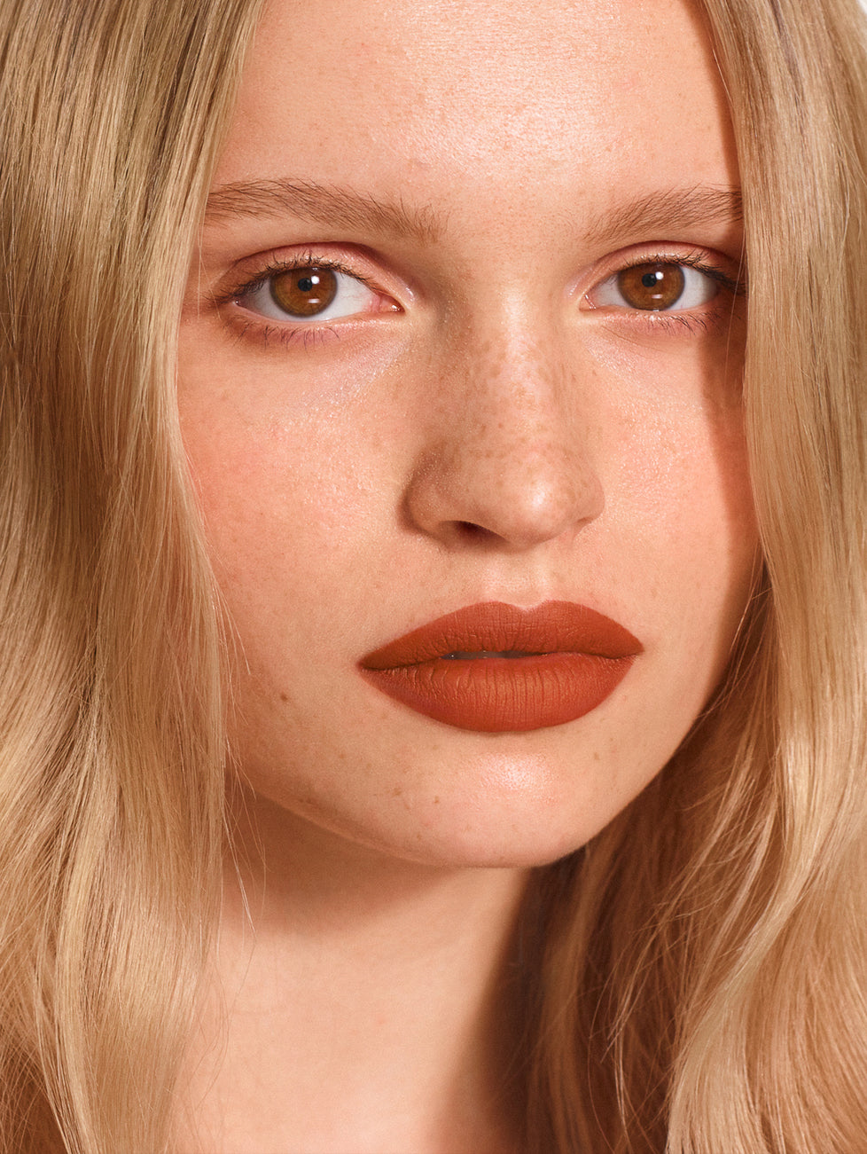 Daniela wears Fluffmatte in Baked