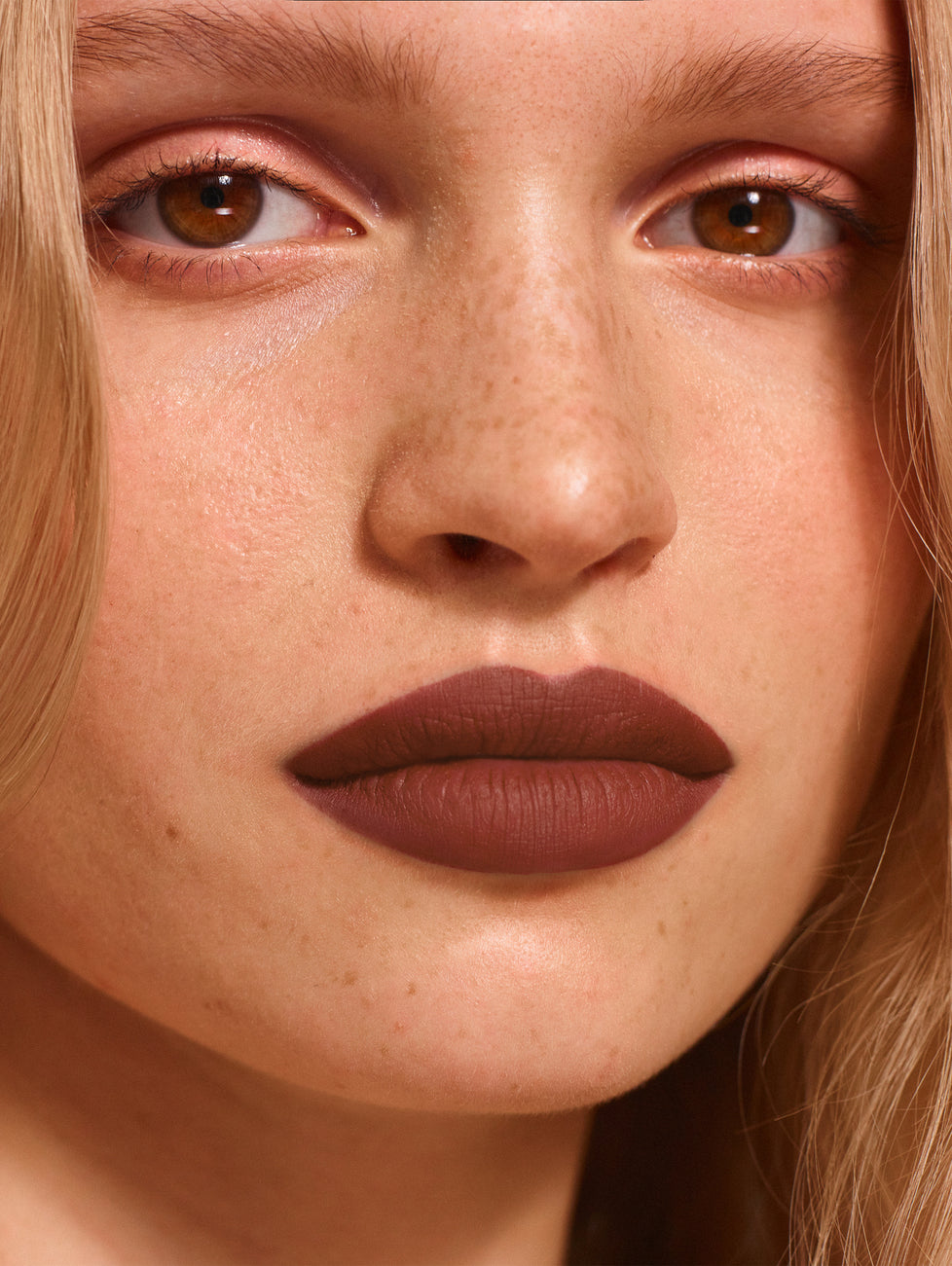 Daniela wears Fluffmatte in Brunette