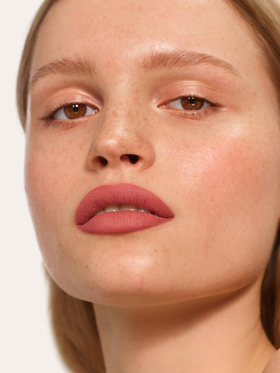 Daniela wears Fluffmatte in Milkshake