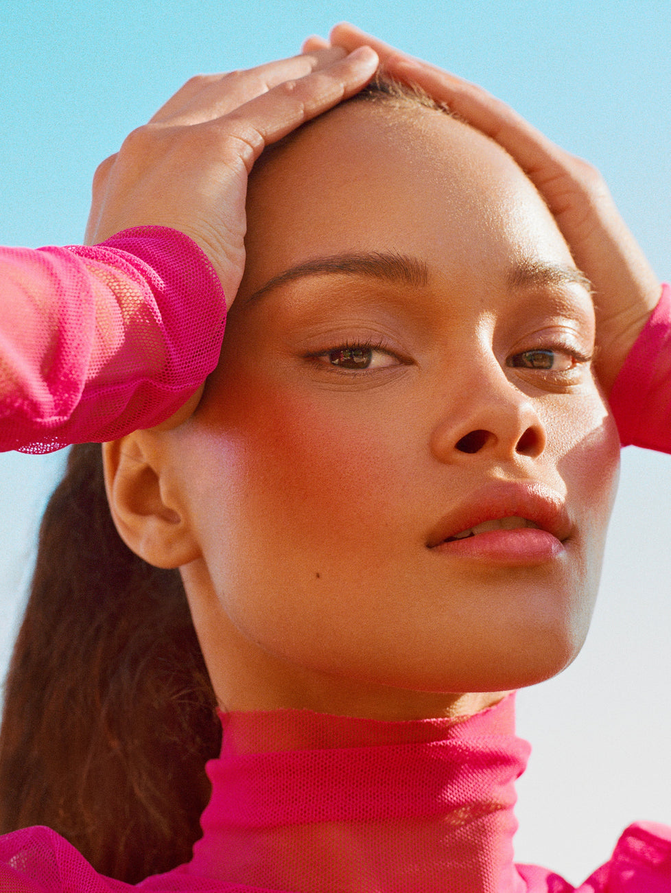 Evelyn wears Airblush in Moon