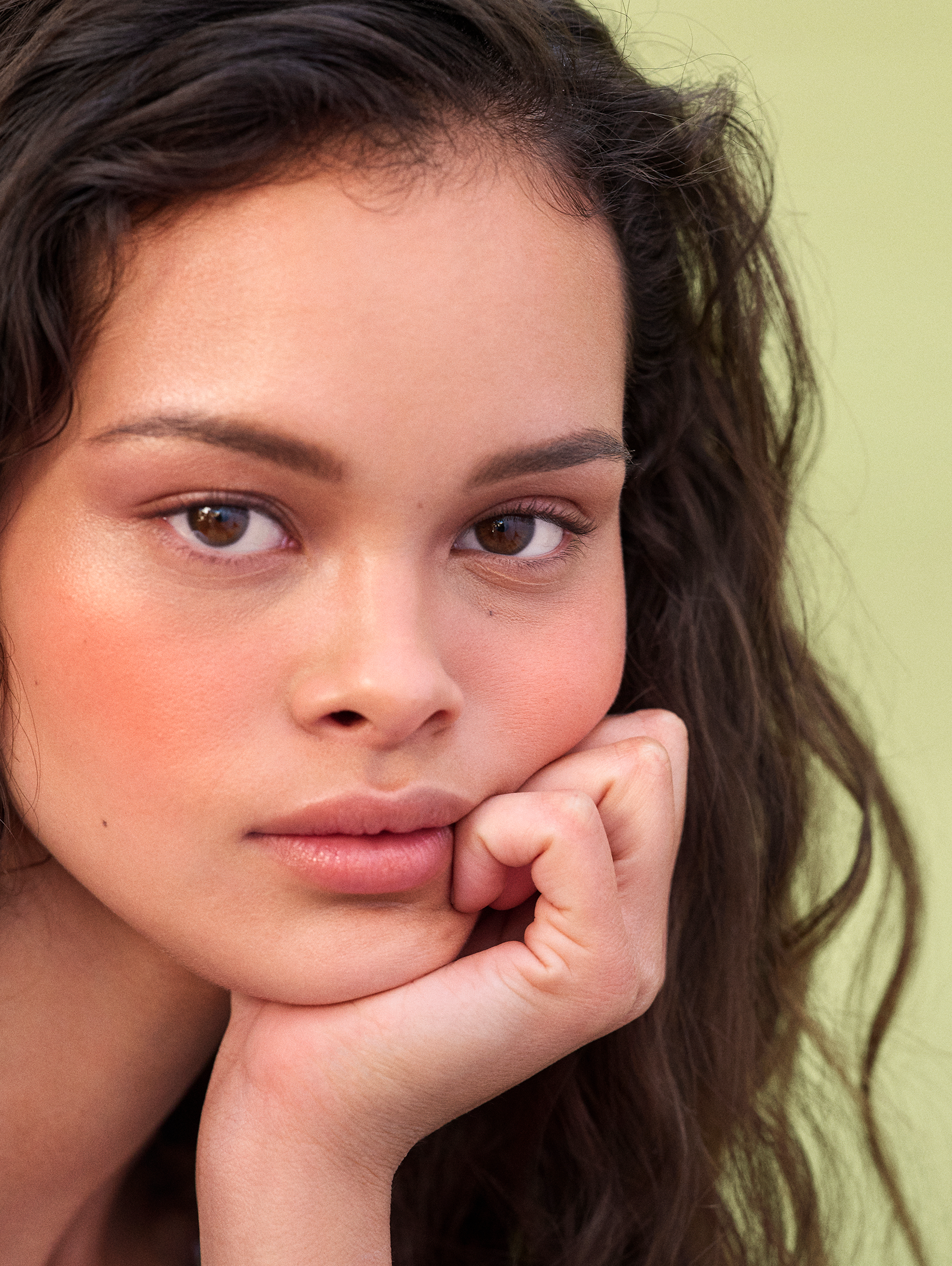 Evelyn wears Airblush in Peached