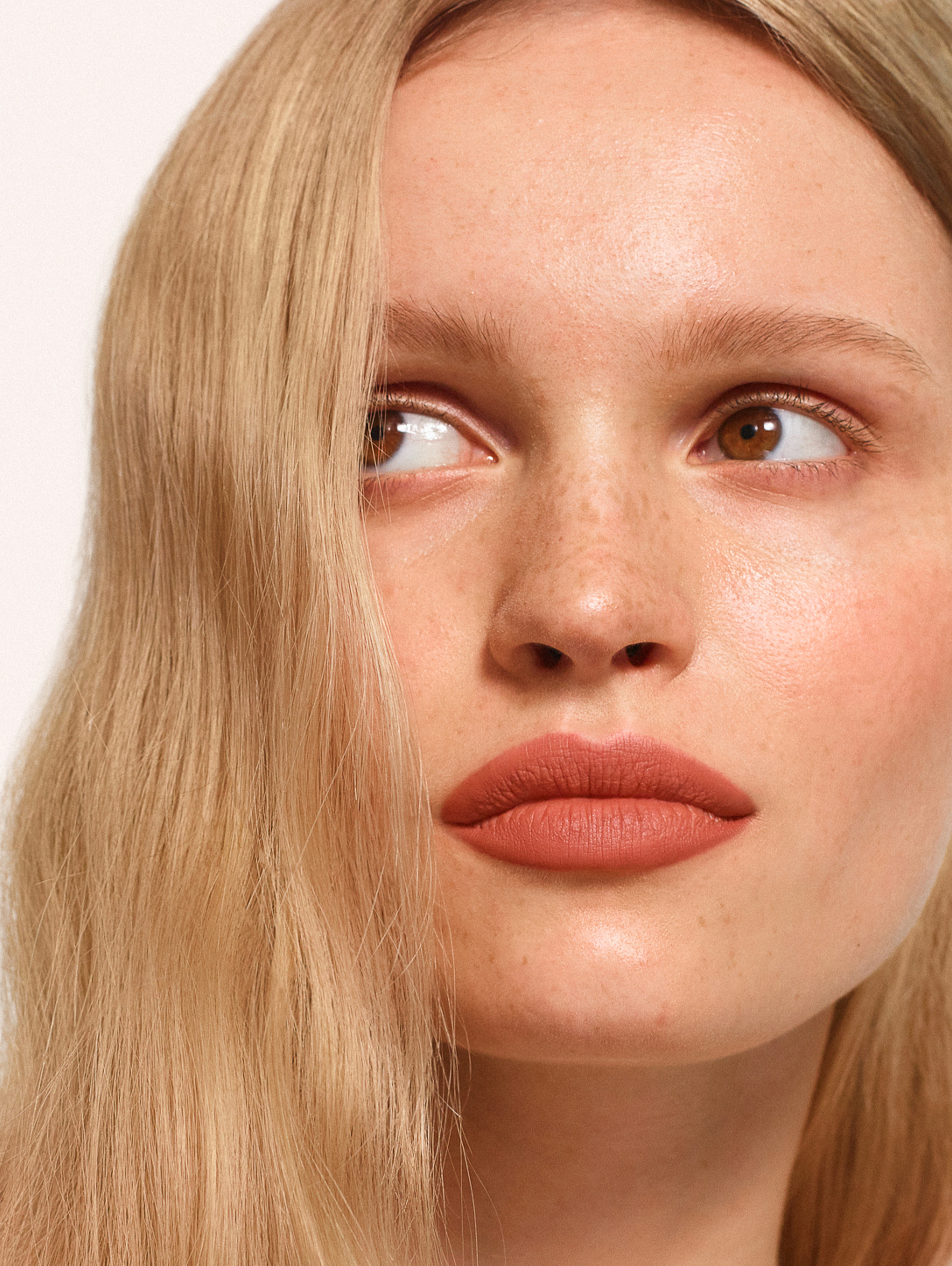 Daniela wears Fluffmatte in Vacay