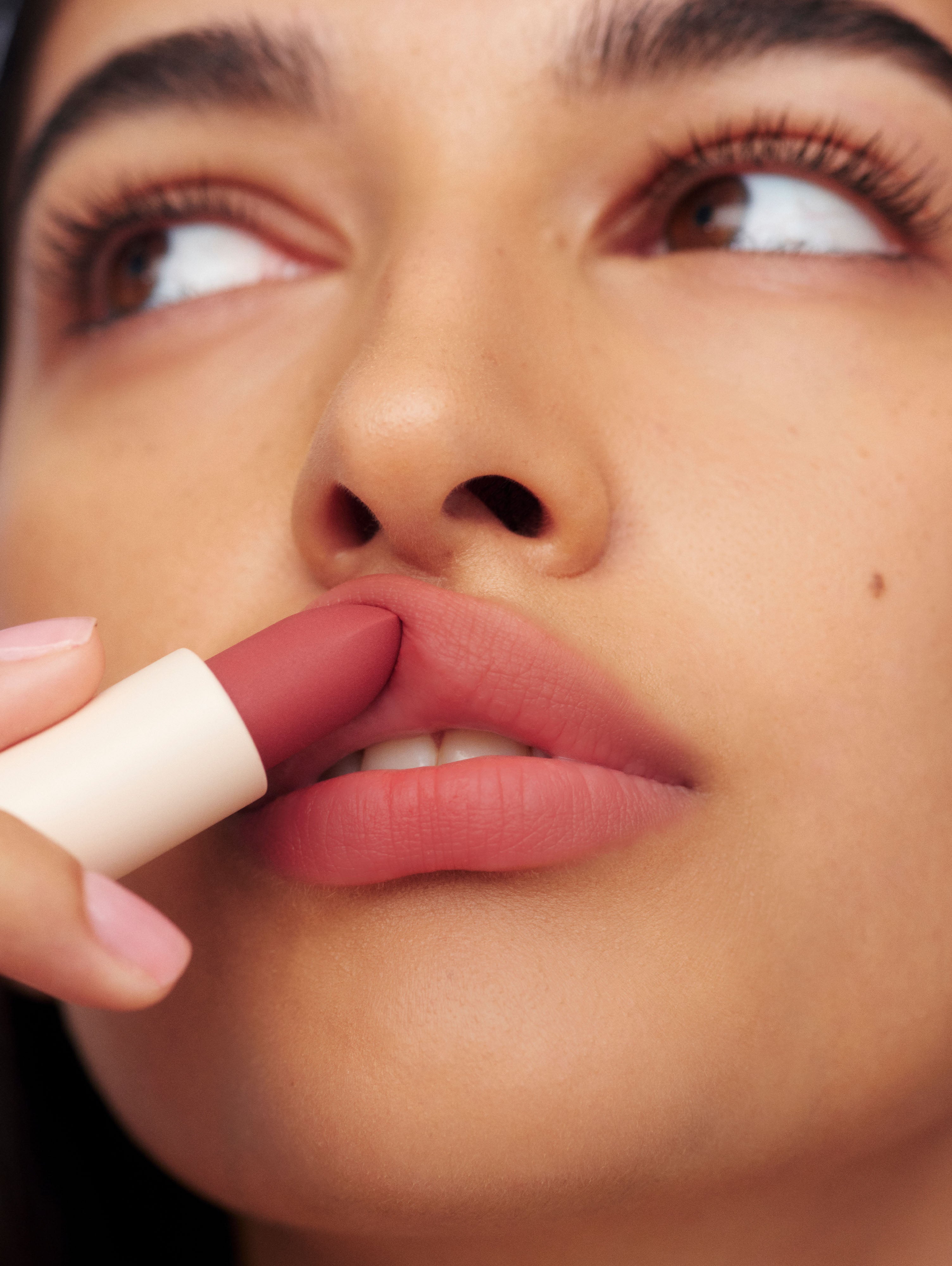 Kushi wears Fluffbalm in Perfect Mauve