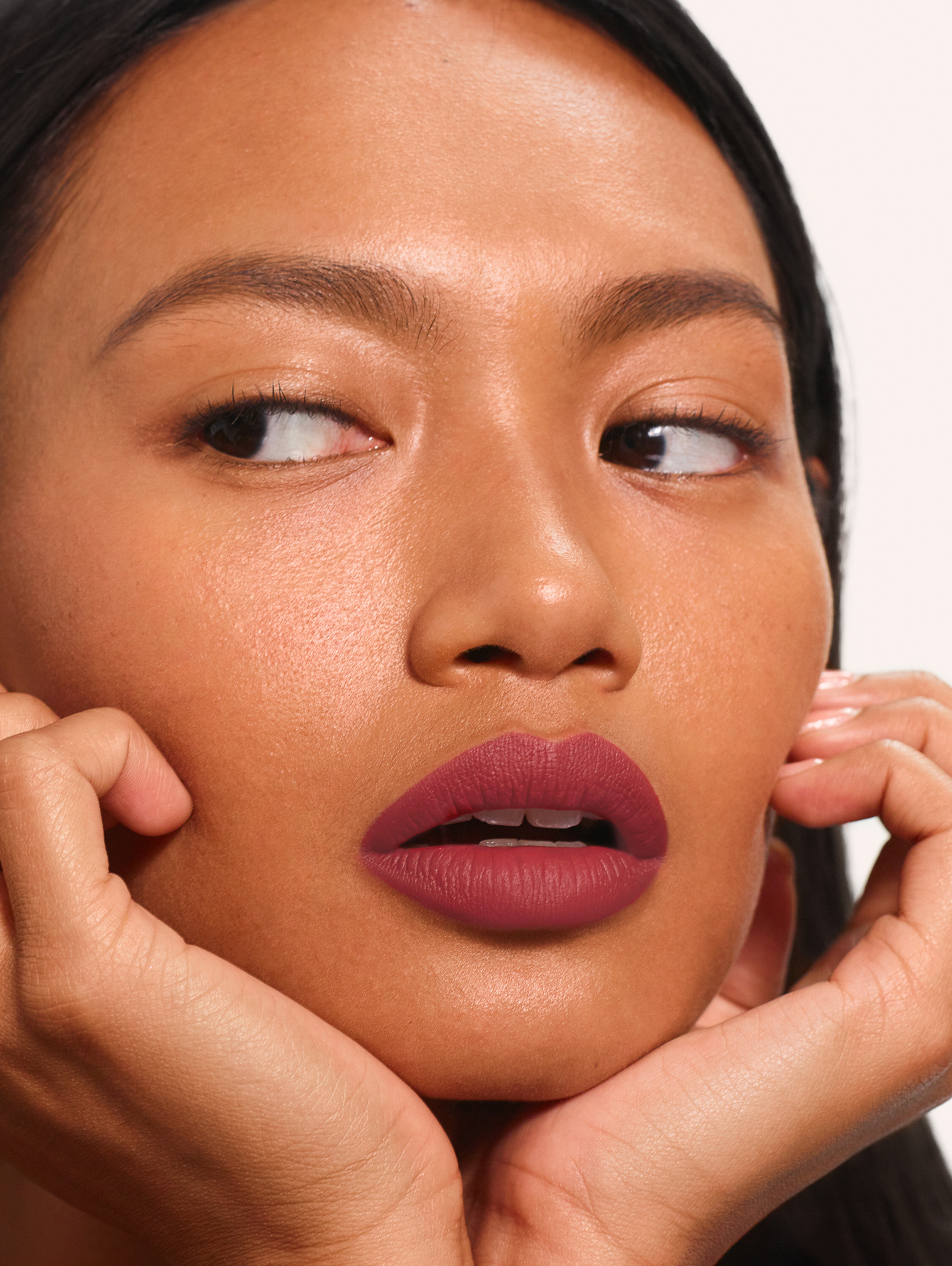 Cathrina wears Fluffmatte in 143