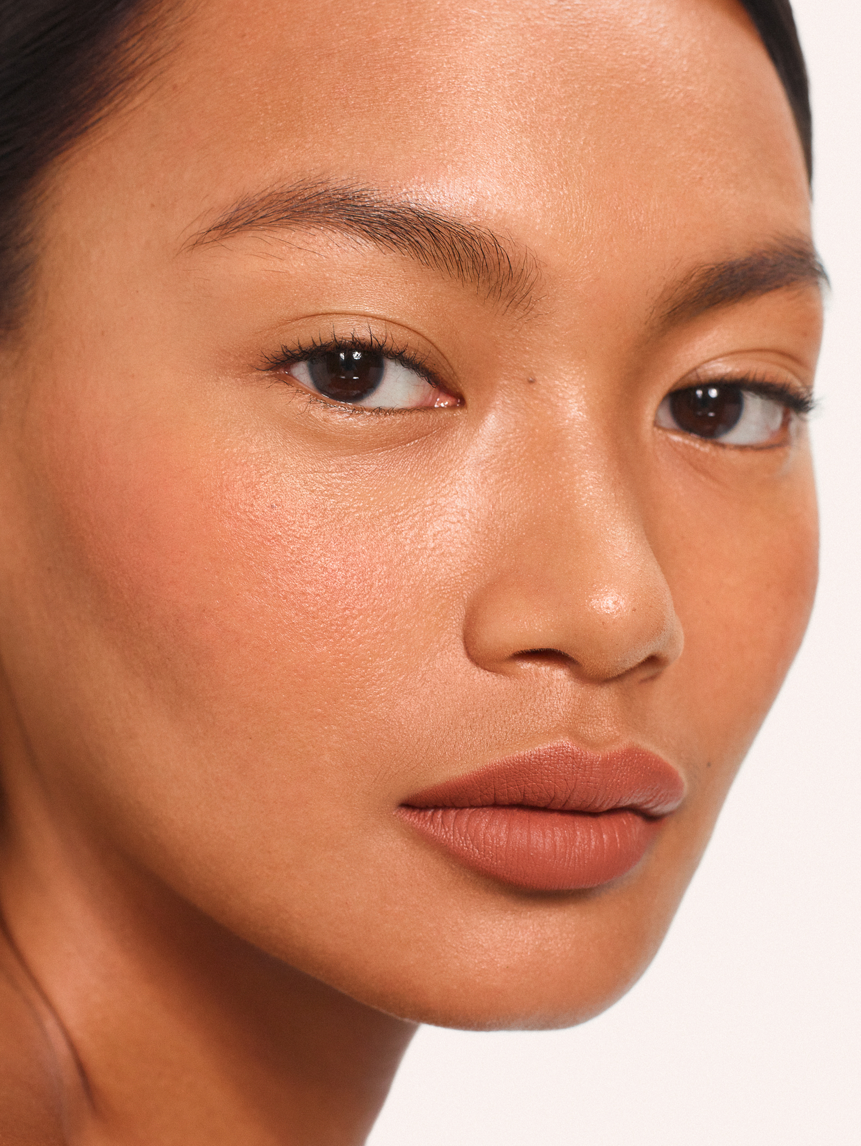 Cathrina wears Fluffmatte in Baby Spice