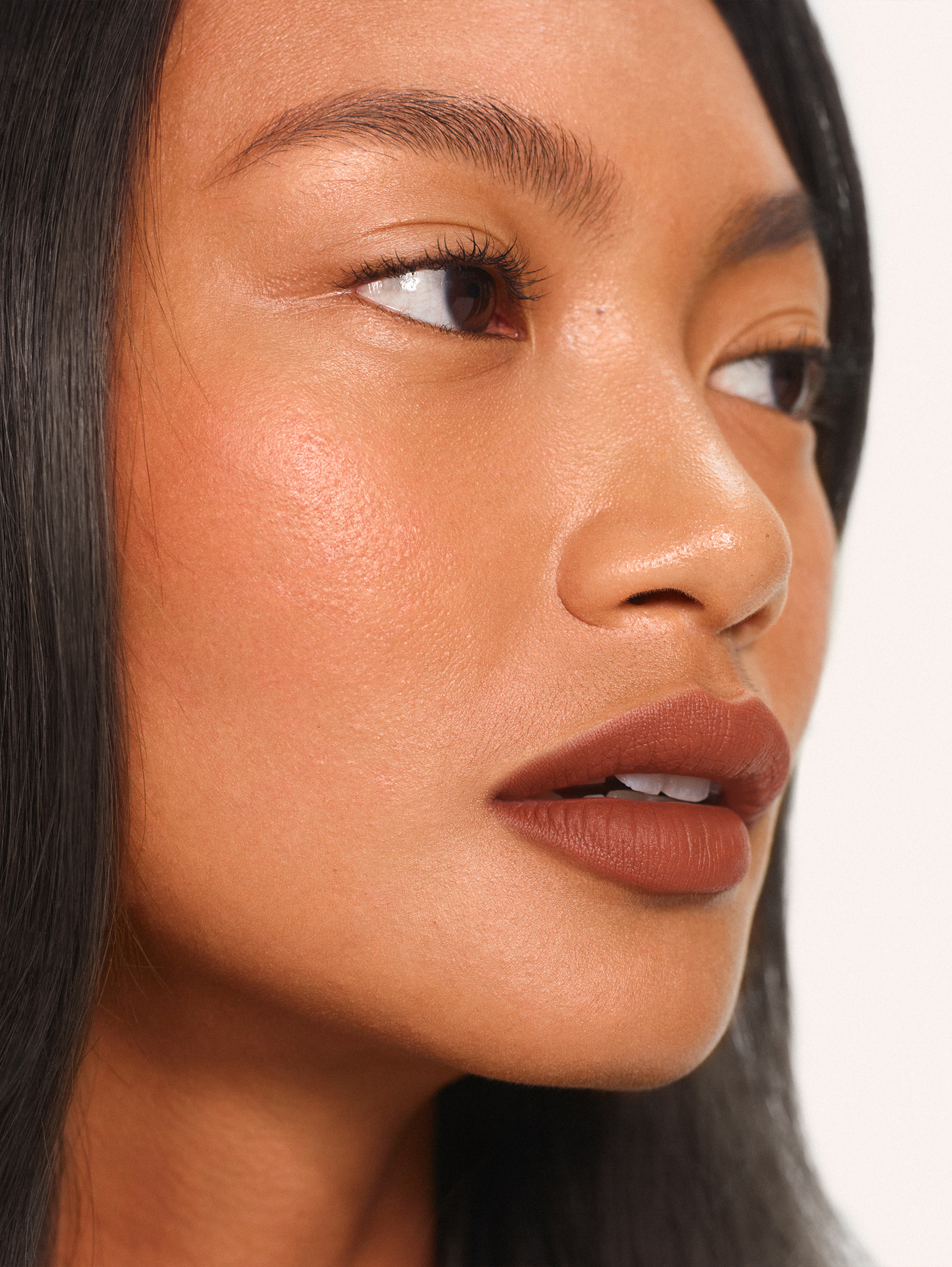 Cathrina wears Fluffmatte in Brunette