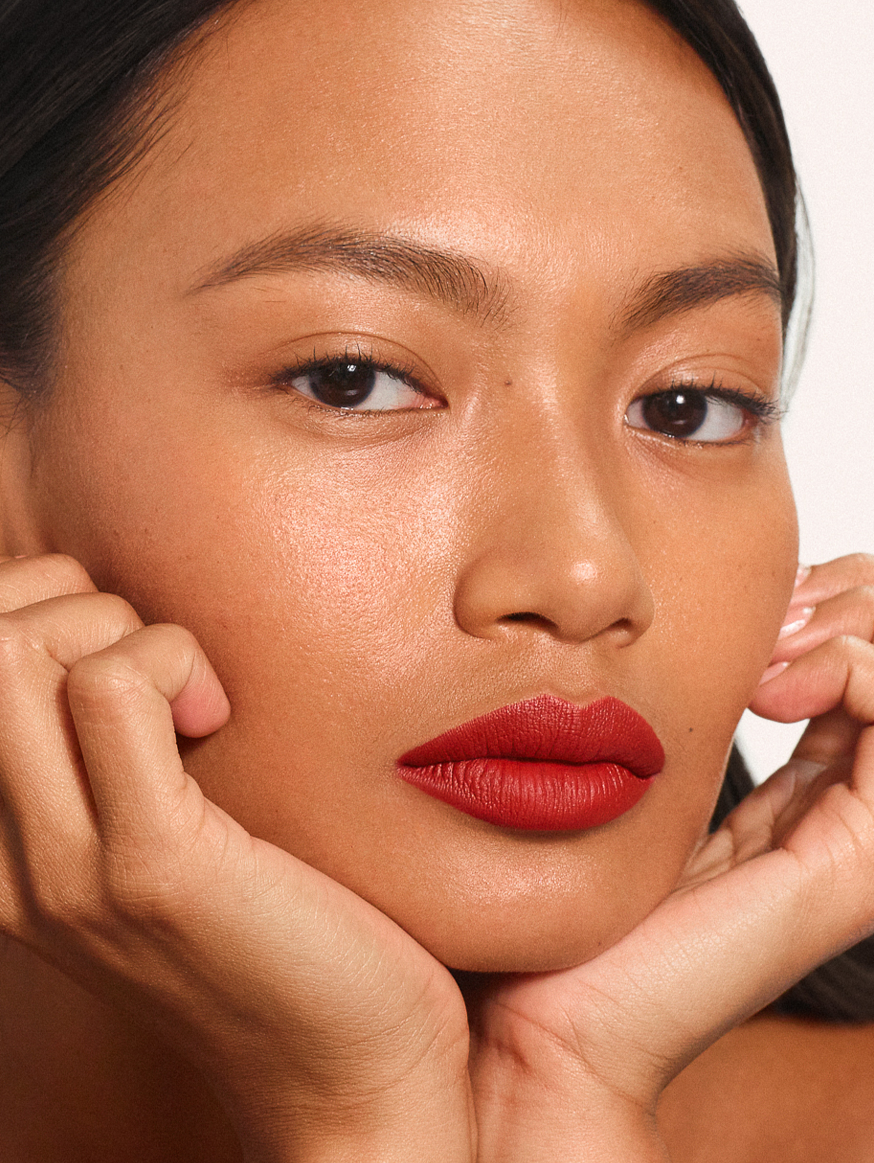 Cathrina wears Fluffmatte in Hot Sauce