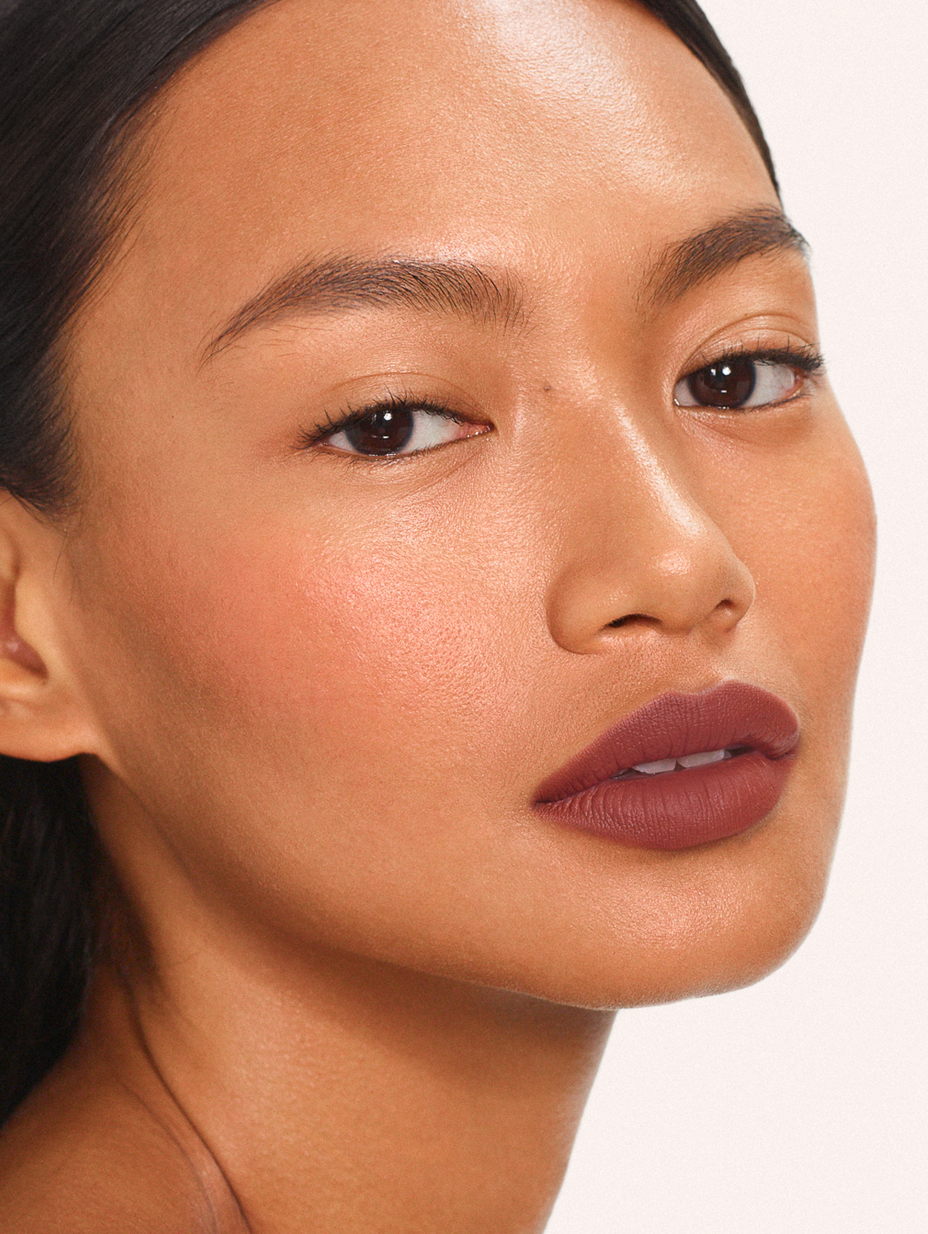 Cathrina wears Fluffmatte in Mood