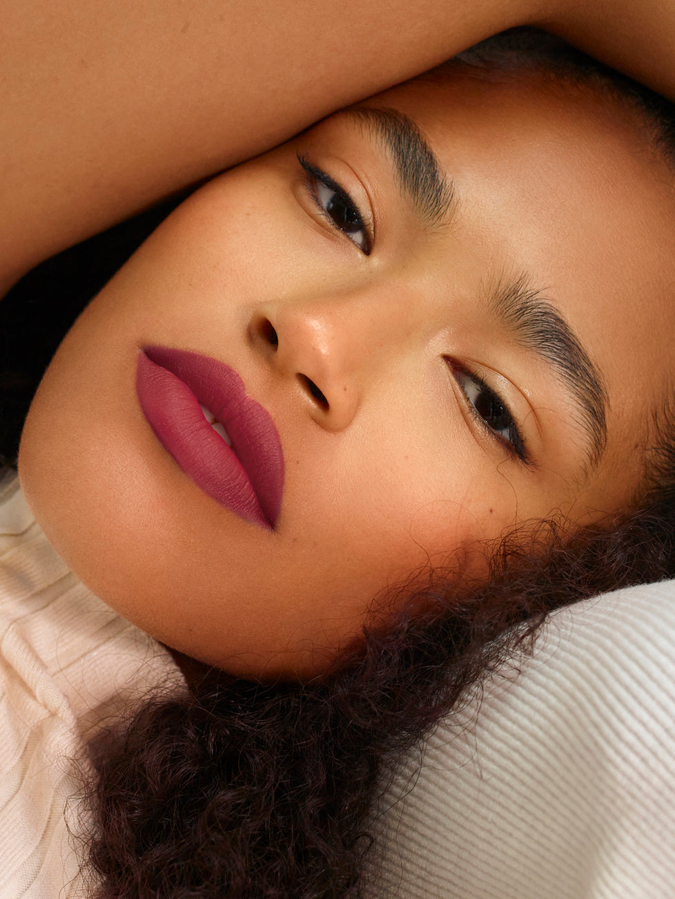 Zoe wears Fluffmatte in 143