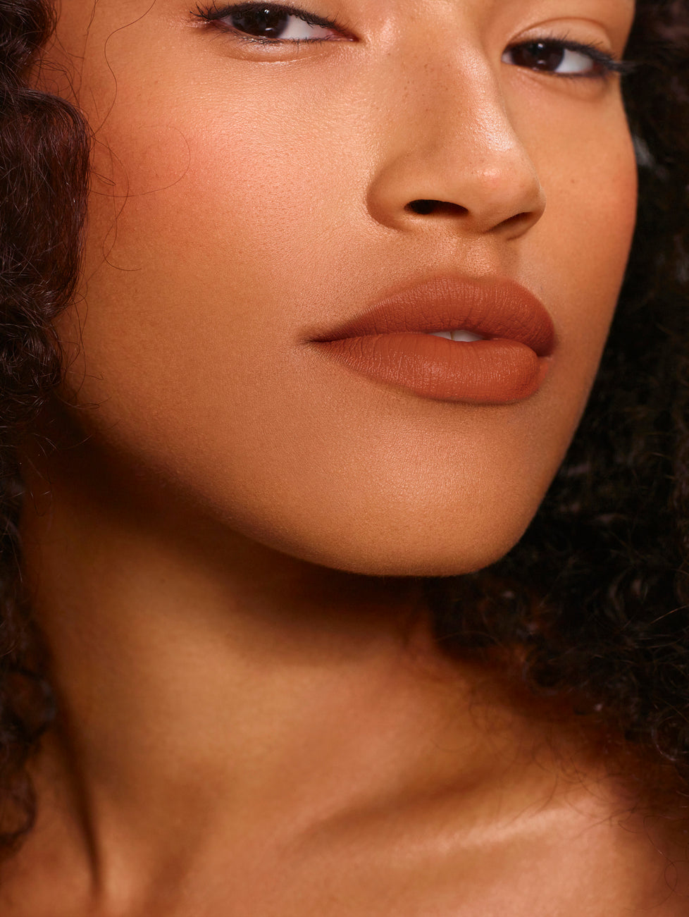 Zoe wears Fluffmatte in Casual