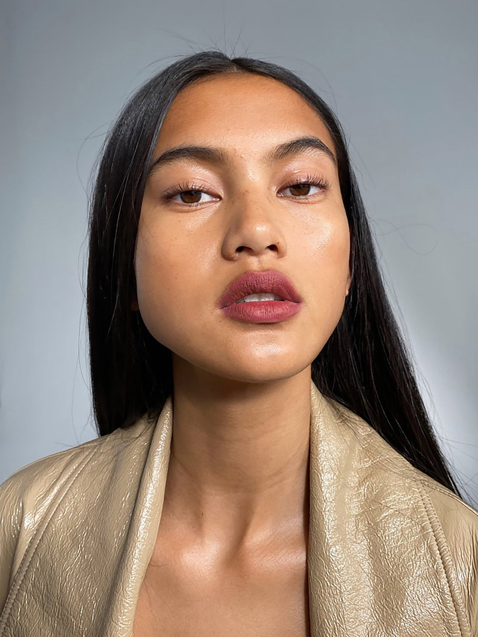 Amanda wears Fluffmatte in 143