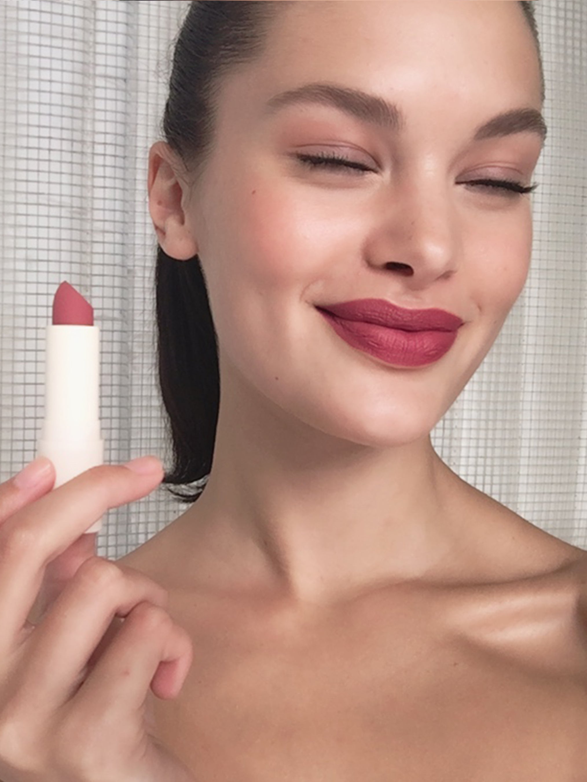 Madison wears Fluffmatte in 143